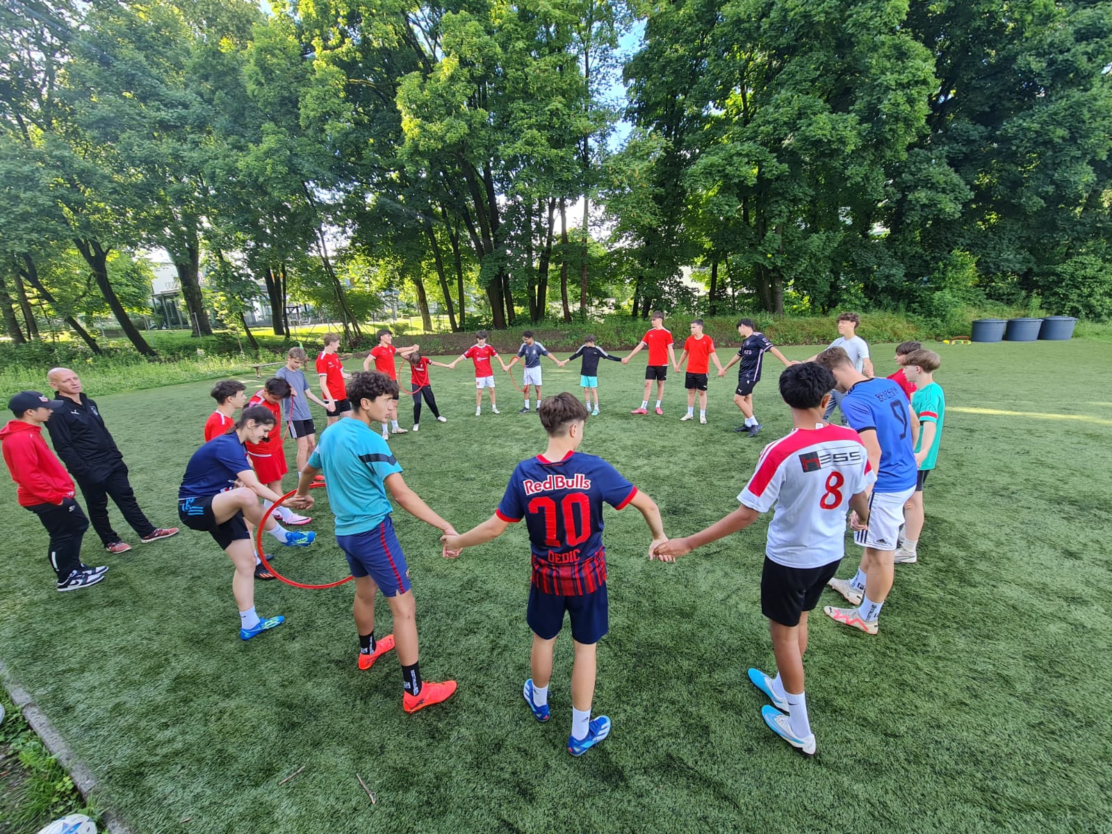 HitsForKids Betreuer mit Kindern beim Feriencamp